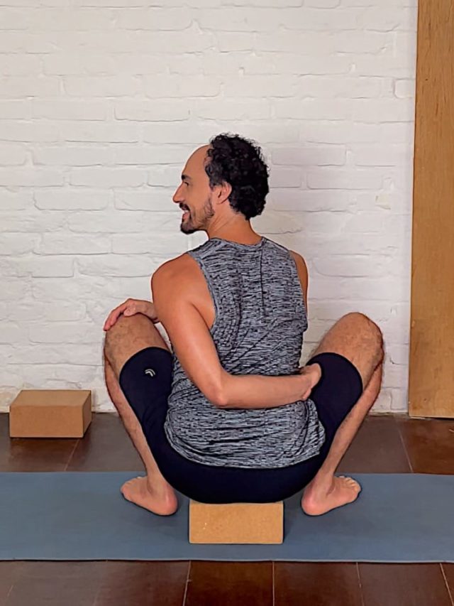 Solte a coluna com essas posturas de Yoga